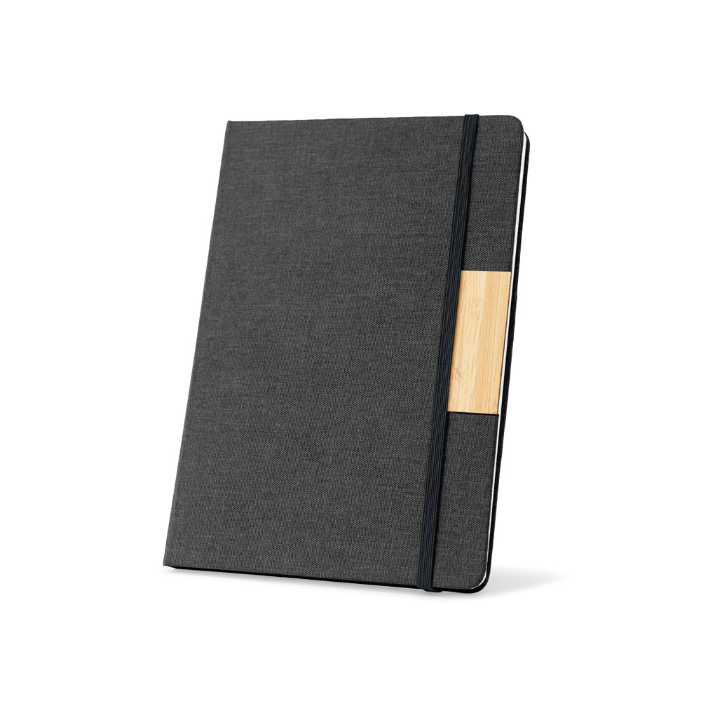 CONJUNTO COMPOSTO POR 1 CADERNO A5 COM CAPA RÍGIDA E 1 CANETA ESFEROGRÁFICA EM BAMBU